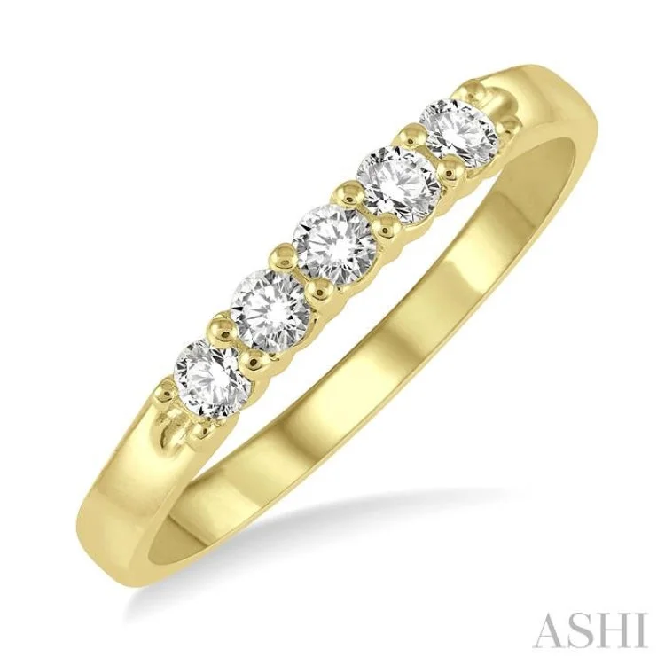 1/4 ctw 5 Stone Round Cut Diamond Wedding Band in 14K Yellow Gold